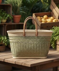 De MADA - ruime en handgemaakte shopper in natuurlijke vezels staat op een houten tafel, omringd door verse kruiden, kratten appels en citroenen in een sfeervolle buitenmarkt.